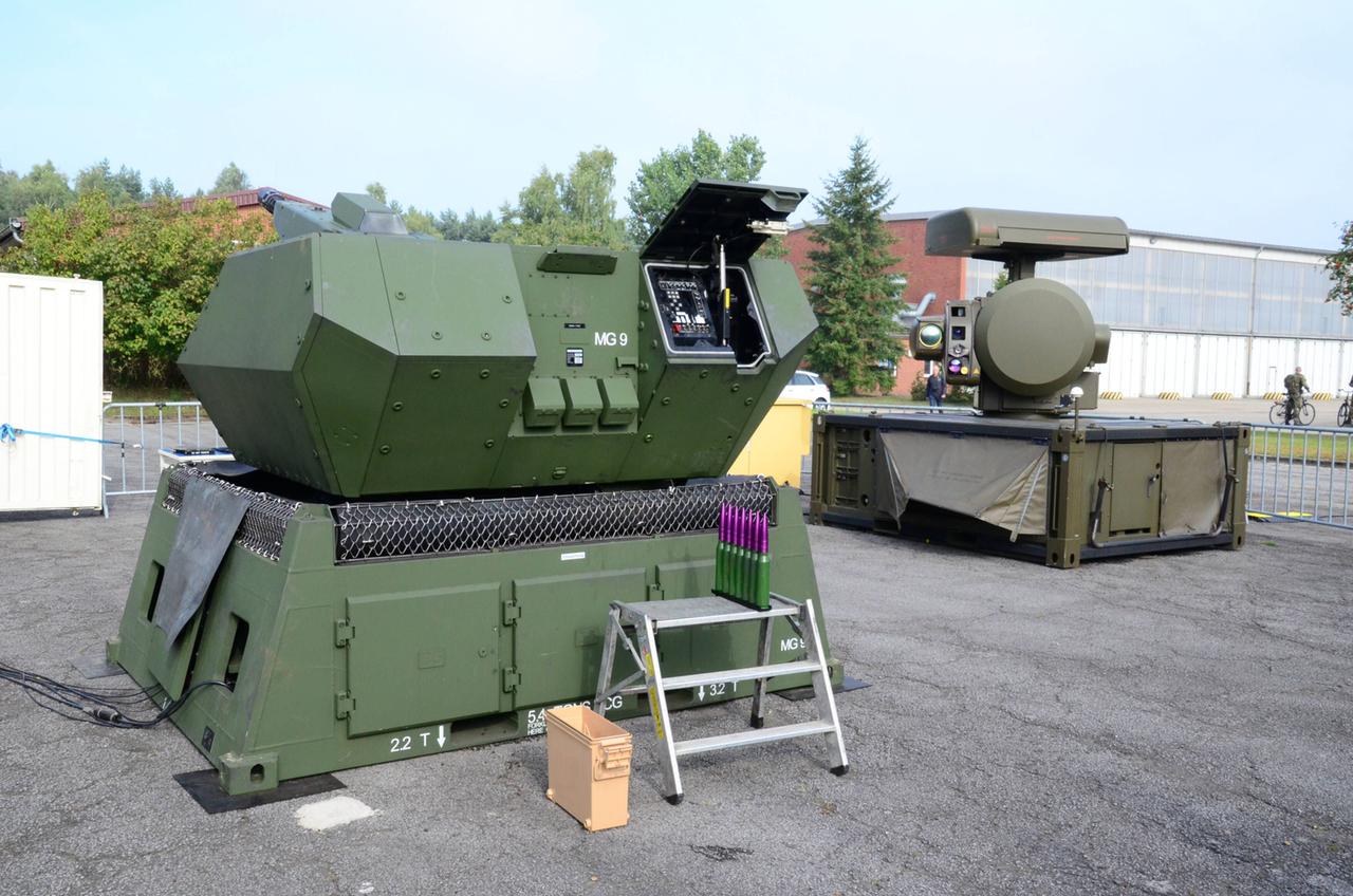 Niedersachsen, Meppen: MANTIS Flugabwehrsystem der Bundeswehr.  Es besteht aus dem Geschützmodul und dem Radarmodul. 