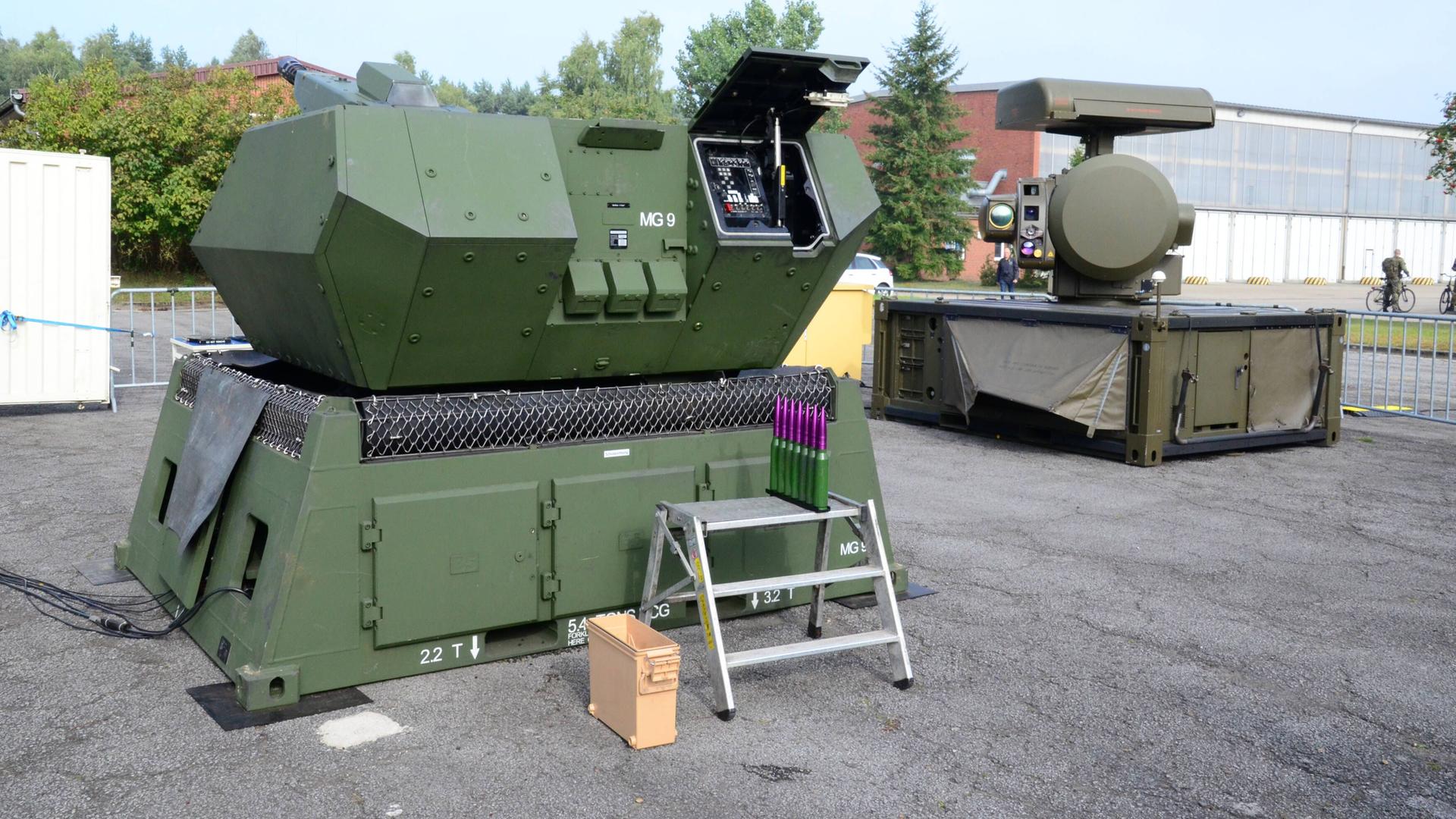 Das Foto zeigt das MANTIS Flugabwehrsystem der Bundeswehr. Es besteht aus dem Geschützmodul und dem Radarmodul.