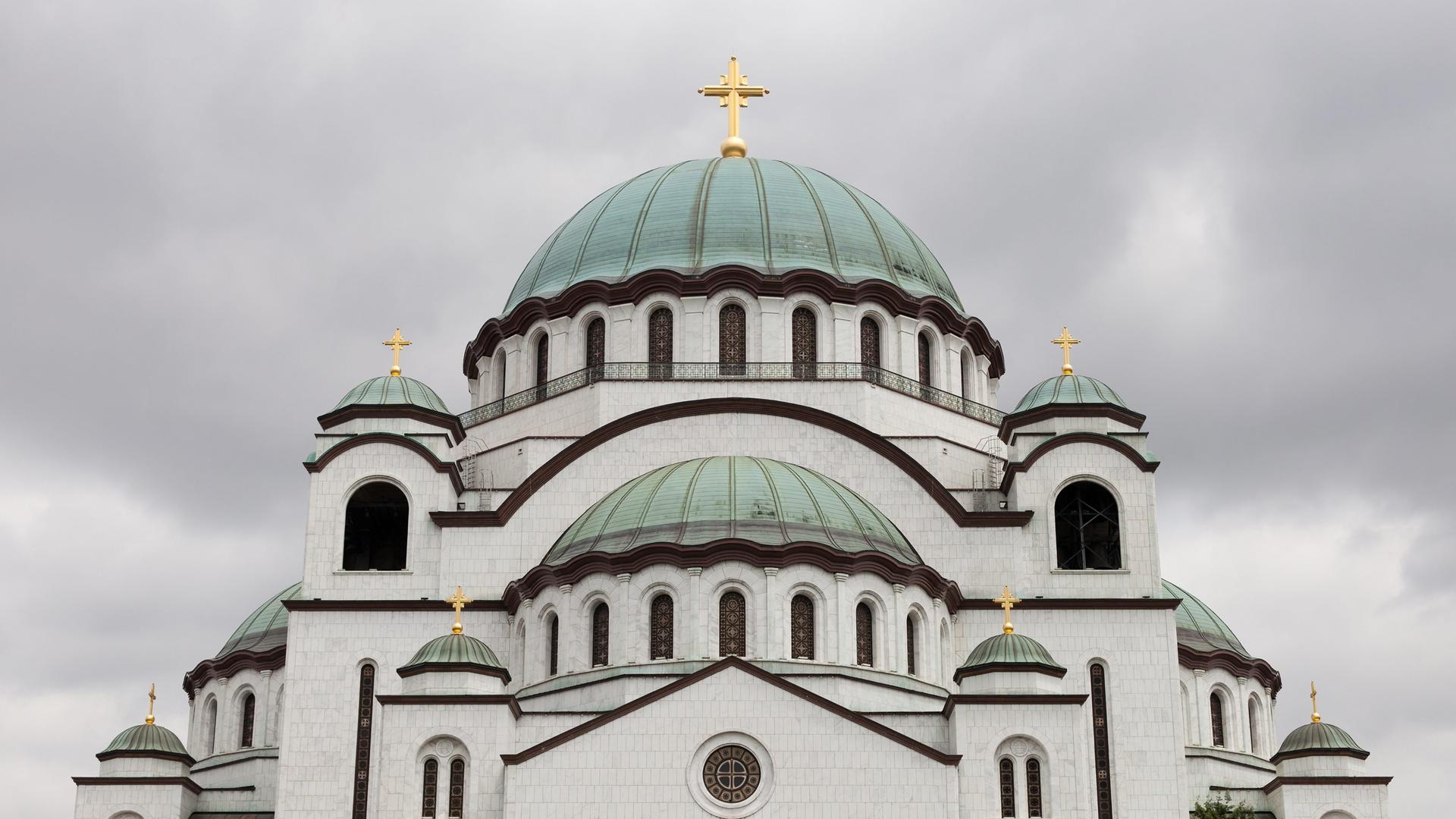 Kuppeln der serbisch-orthodoxen Kirche (des Tempels) von San Sava, Belgrad