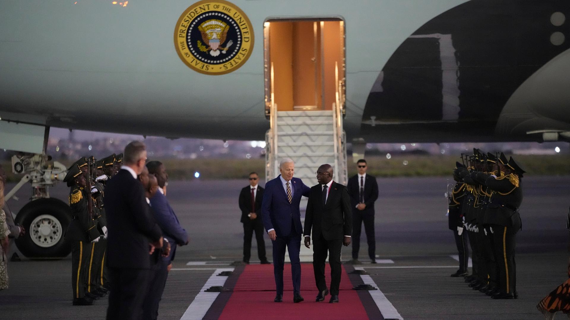 Luanda: US-Präsident Joe Biden (M,l-r) wird vom angolanischen Außenminister Tete Antonio bei seiner Ankunft auf dem internationalen Flughafen Quatro de Fevereiro in der angolanischen Hauptstadt Luanda, zu seinem lange angekündigten Besuch in Afrika begrüßt.