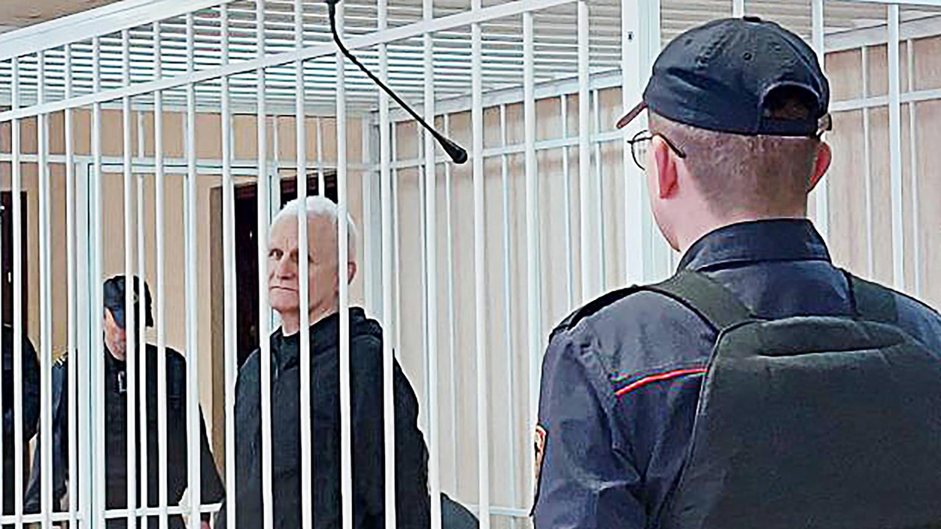 Nobelpreisträger Ales Bjaljazki vor dem Minsker Gericht: Er sitzt hinter Gittern, bewacht von Sicherheitspersonal.