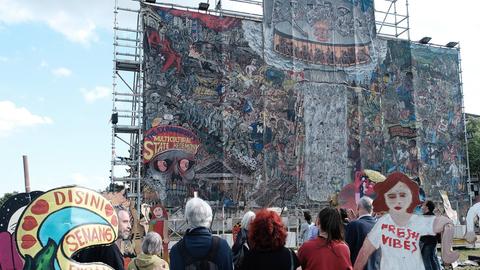 Documenta 15: Banner des indonesischen Künstlerkollektivs Taring Padi mit eindeutig antisemitischen Darstellungen vor der Verhüllung.
