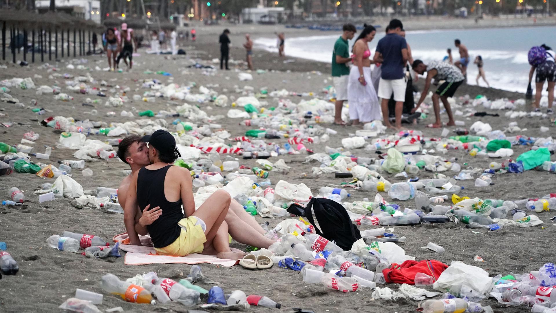 Ein Strand voller Plastikmüll nach einer Feier