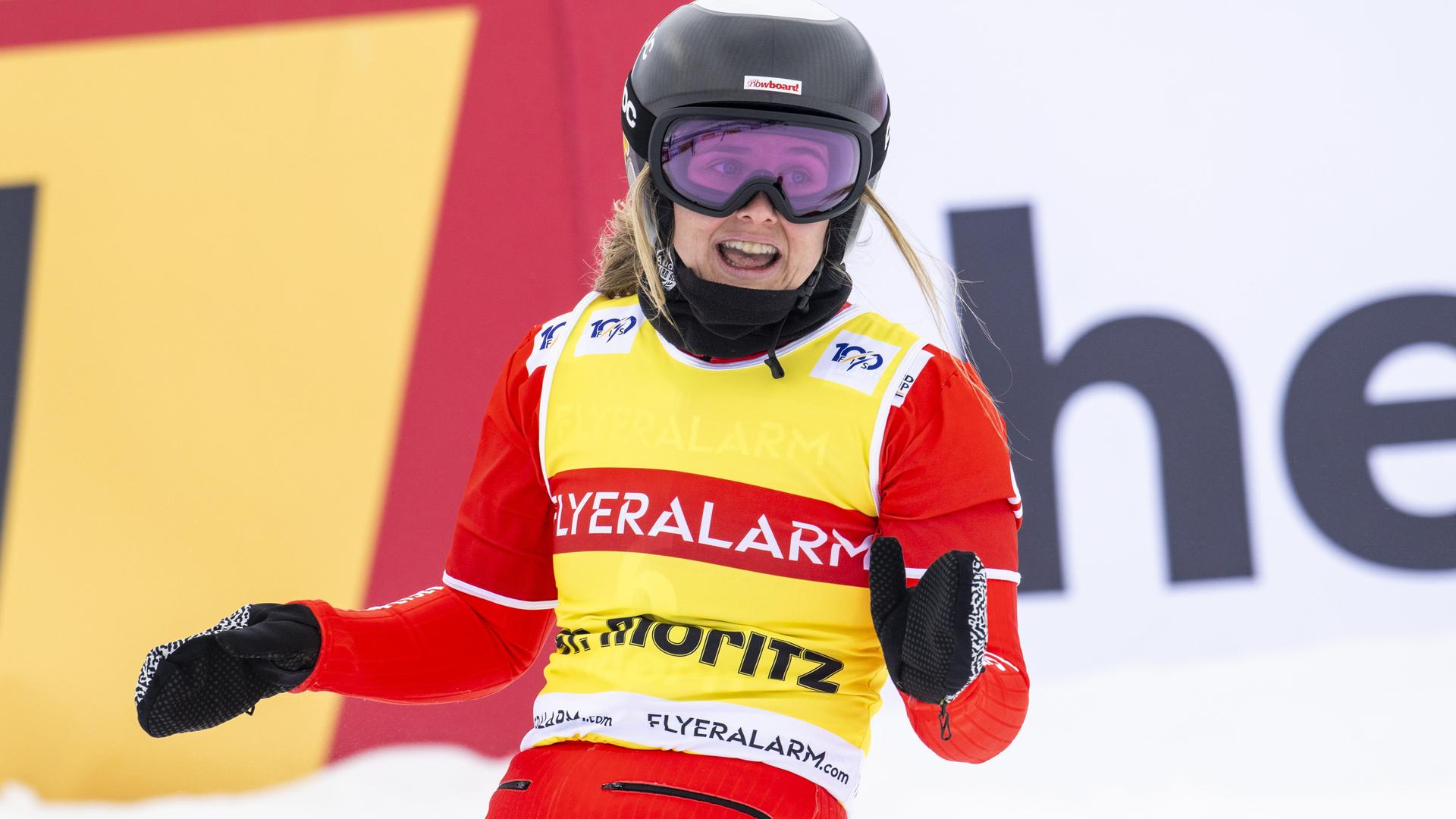 Die Schweizerin Sophie Hediger beim Snowboard-Cross-Weltcuprennen.