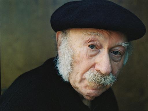 Edgar Hilsenrath schaut in die Kamera. Er hat einen weißen Schnauzer und trägt eine schwarze Baskenmütze.