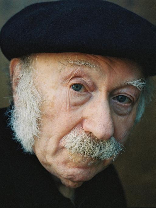 Edgar Hilsenrath schaut in die Kamera. Er hat einen weißen Schnauzer und trägt eine schwarze Baskenmütze.