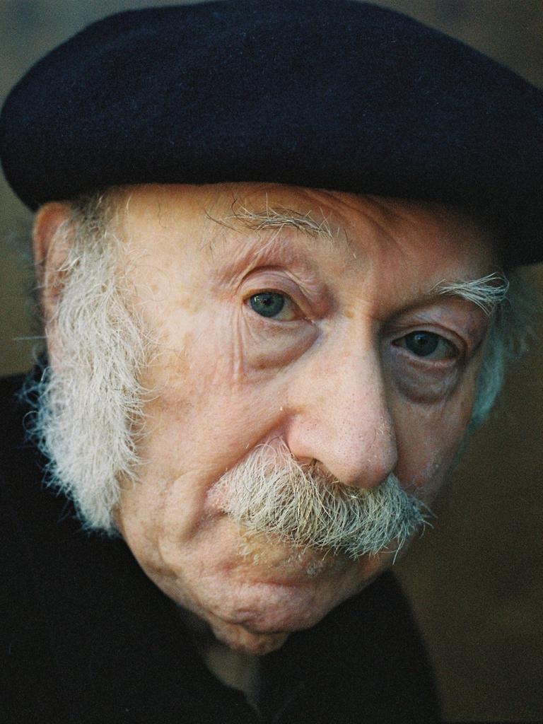 Edgar Hilsenrath schaut in die Kamera. Er hat einen weißen Schnauzer und trägt eine schwarze Baskenmütze.