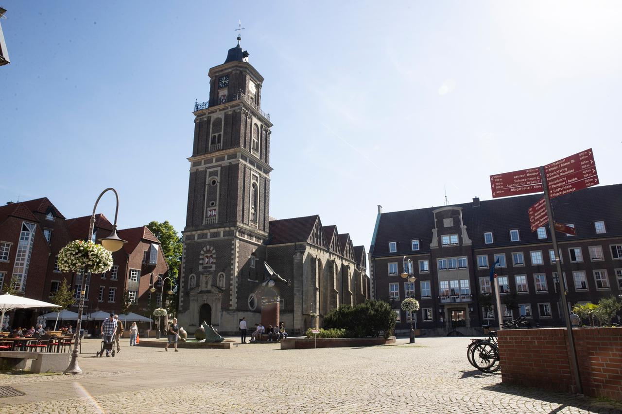 In der Coesfelder Innenstadt steht links neben dem Rathaus die Lambertikirche. 