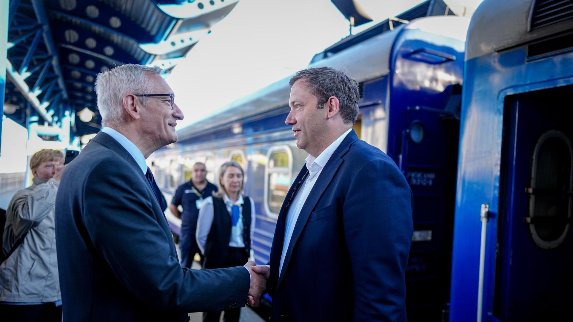 Lars Klingbeil (SPD), Bundesminister der Finanzen, Vizekanzler und SPD-Bundesvorsitzender, kommt am Morgen mit dem Sonderzug auf dem Bahnhof der ukrainischen Hauptstadt an und wird vom deutschen Botschafter in der Ukraine, Martin Jäger (l), begrüßt. Lars Klingbeil (SPD), Bundesminister der Finanzen, Vizekanzler und SPD-Bundesvorsitzender, kommt am Morgen mit dem Sonderzug auf dem Bahnhof der ukrainischen Hauptstadt an und wird vom deutschen Botschafter in der Ukraine, Martin Jäger (l), begrüßt.