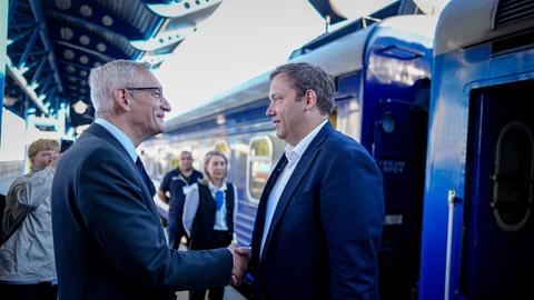 Lars Klingbeil (SPD), Bundesminister der Finanzen, Vizekanzler und SPD-Bundesvorsitzender, kommt mit dem Sonderzug auf dem Bahnhof ukrainischen Hauptstadt Kiew an und wird vom deutschen Botschafter in der Ukraine, Martin Jäger (l), begrüßt. 