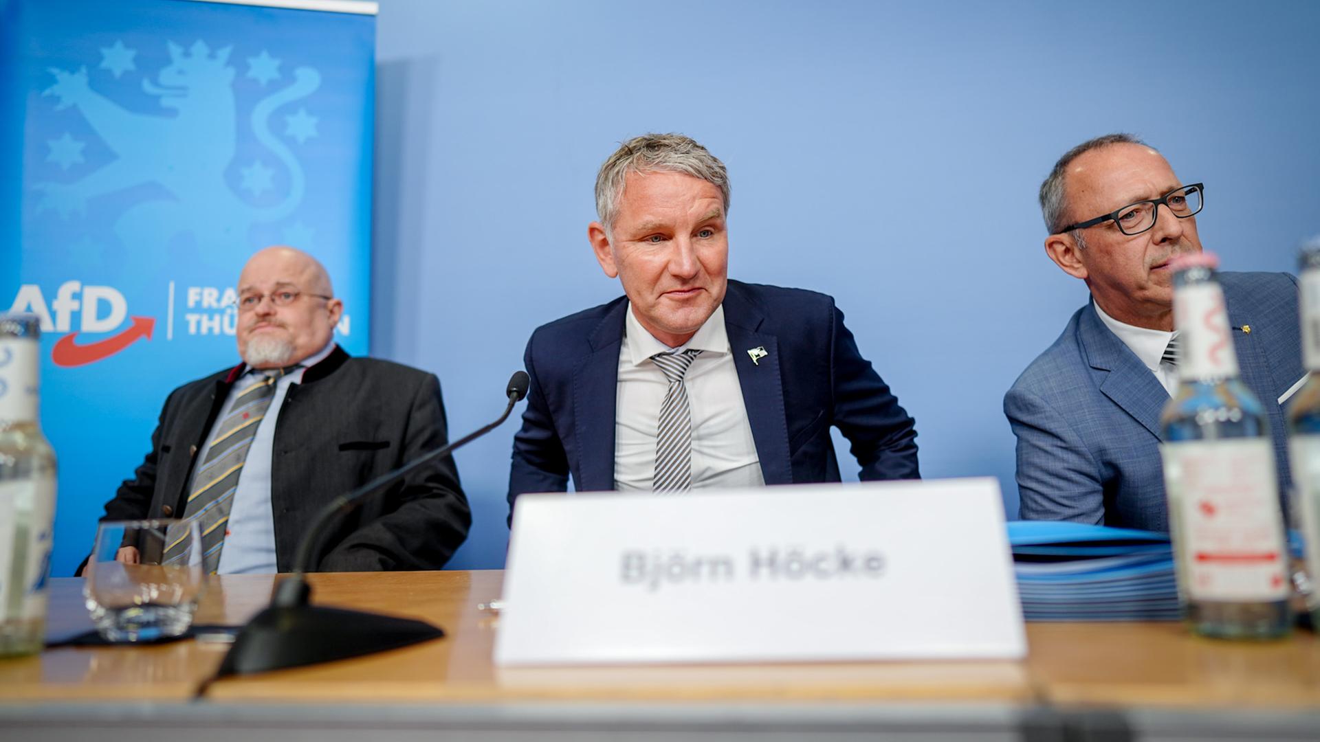 Björn Höcke (M), Fraktions- und Landesvorsitzender der AfD Thüringen, und Jörg Urban (r), Fraktions- und Landesvorsitzender der AfD Sachsen, stellen neben dem Staats- und Verwaltungsrechtler Michael Elicker auf einer Pressekonferenz ein rechtliches Gutachten zum Thema Verfassungsschutzbeobachtung vor. Björn Höcke (M), Fraktions- und Landesvorsitzender der AfD Thüringen, und Jörg Urban (r), Fraktions- und Landesvorsitzender der AfD Sachsen, stellen neben dem Staats- und Verwaltungsrechtler Michael Elicker auf einer Pressekonferenz ein rechtliches Gutachten zum Thema Verfassungsschutzbeobachtung vor.
