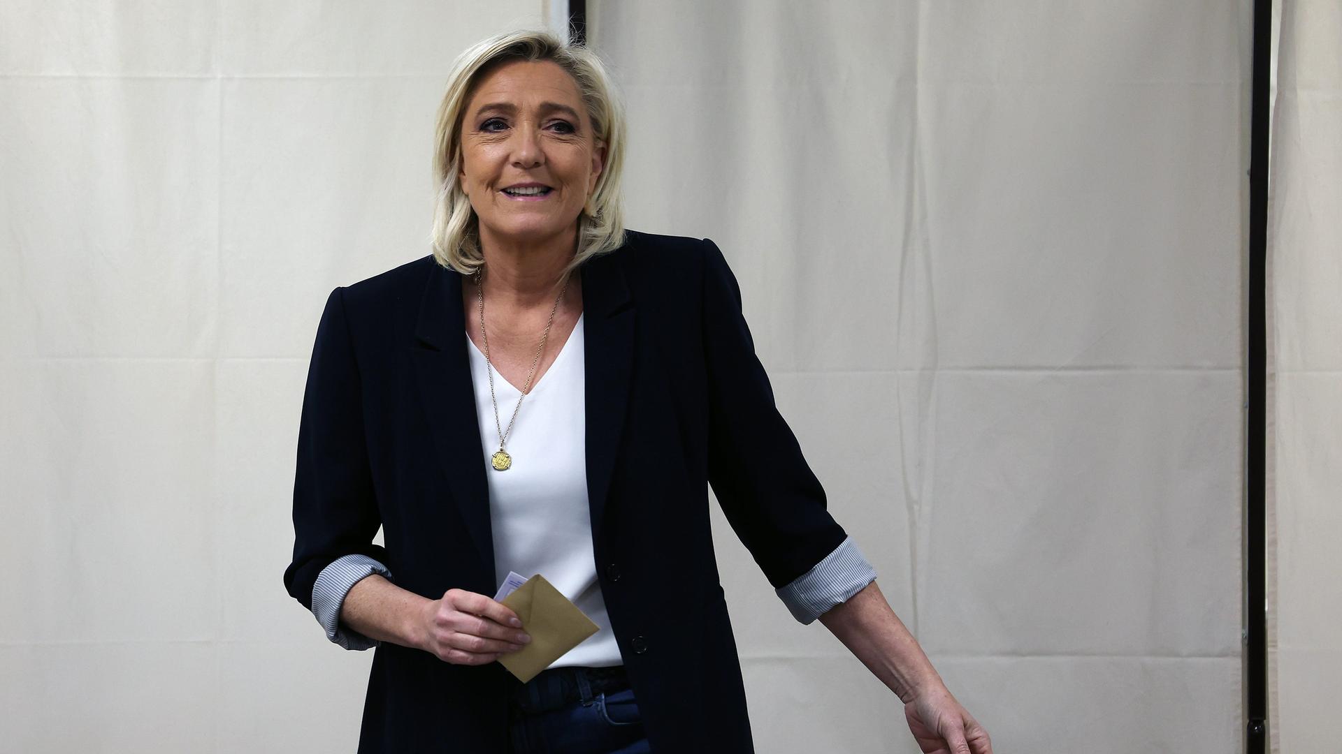 Marine Le Pen gibt ihre Stimme bei der Europawahl ab.