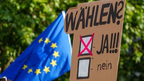 Auf einen Plakat wird zum Wahlgang für die Europawahl geworben. Darauf steht: Wählen? Ja!!! Im Hintergrund ist die EU-Flagge zu sehen