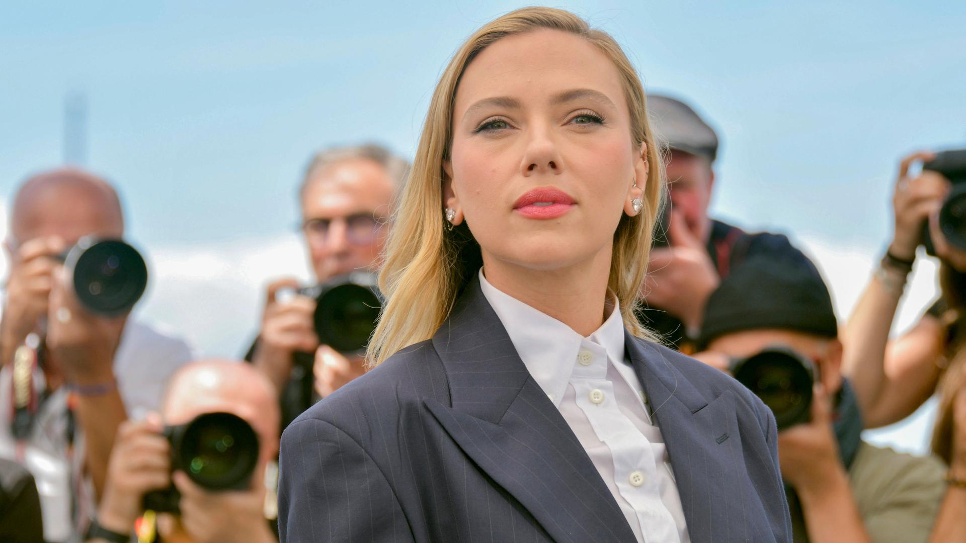 Scarlett Johansson posiert während des Photocalls ihres Regiedebuts "Eleanor The Great" in Cannes. Scarlett Johansson posiert während des Photocalls ihres Regiedebuts "Eleanor The Great" in Cannes.