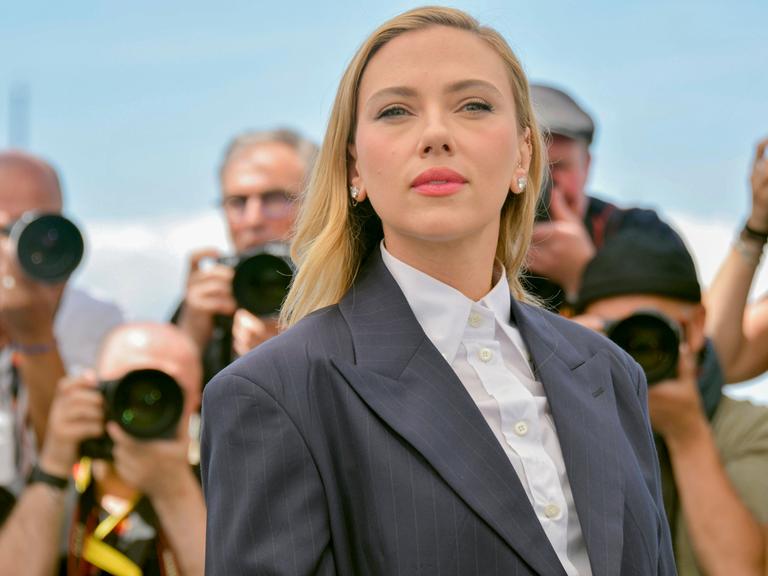 Scarlett Johansson posiert während des Photocalls ihres Regiedebuts "Eleanor The Great" in Cannes.