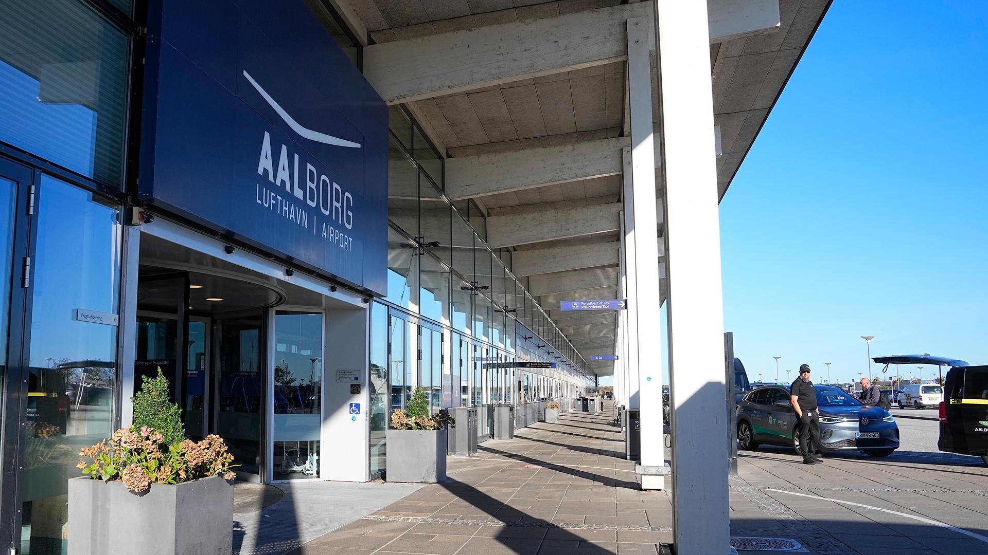Aalborg Airport, nachdem Drohnen auf dem Flughafen beobachtet wurden und der Luftraum über dem Flughafen geschlossen wurde. 
