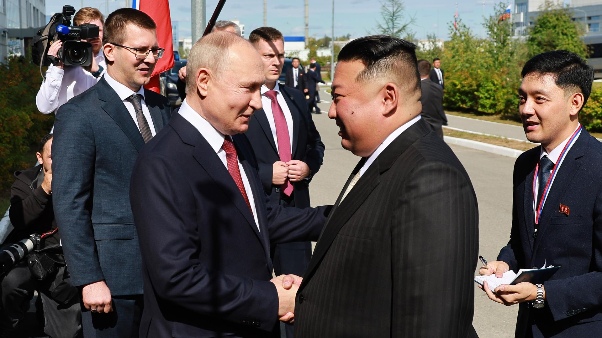 Wladimir Putin und Nordkoreas Staatschef Kim Jong Un reichen sich die Hände.