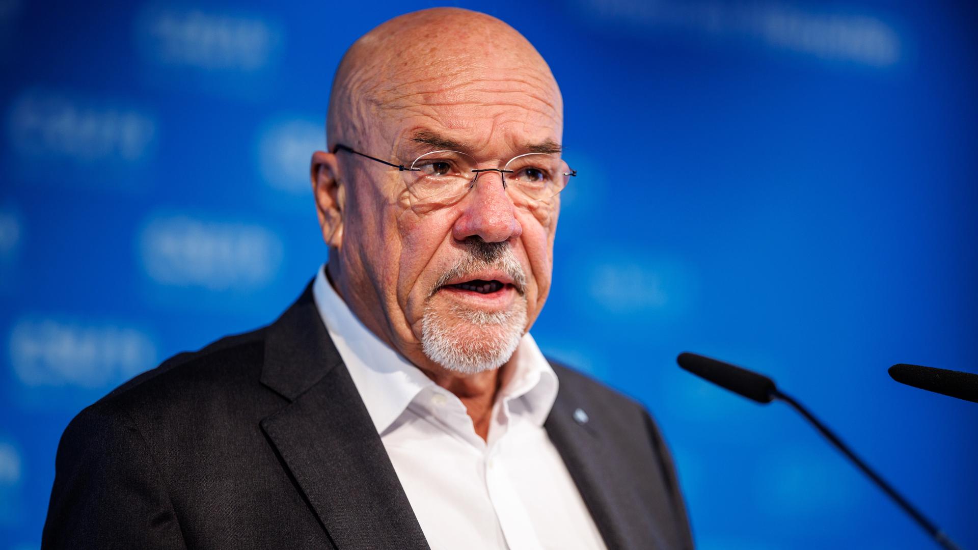 Wolfram Hatz, Präsident der Vereinigung der bayerischen Wirtschaft, spricht in ein Mikrofon. Er trägt ein dunkelgraues Jackett und ein weißes Hemd. Wolfram Hatz, Präsident der Vereinigung der bayerischen Wirtschaft, spricht in ein Mikrofon. Er trägt ein dunkelgraues Jackett und ein weißes Hemd.