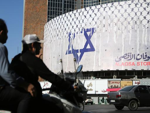 Anti-israelische Plakate mit dem Titel "Aqsa Flut" am 9. Oktober 2023 in Teheran: Iran unterstützt die radikal-islamische Hamas und palästinensische Widerstandstruppen.