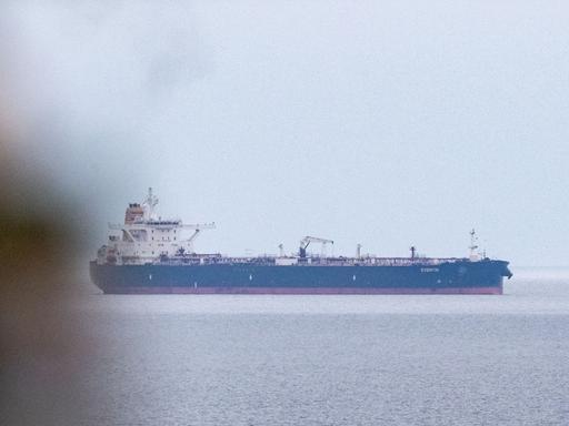 Blick auf den Tanker «Eventin» vor der Küste der Insel Rügen. 