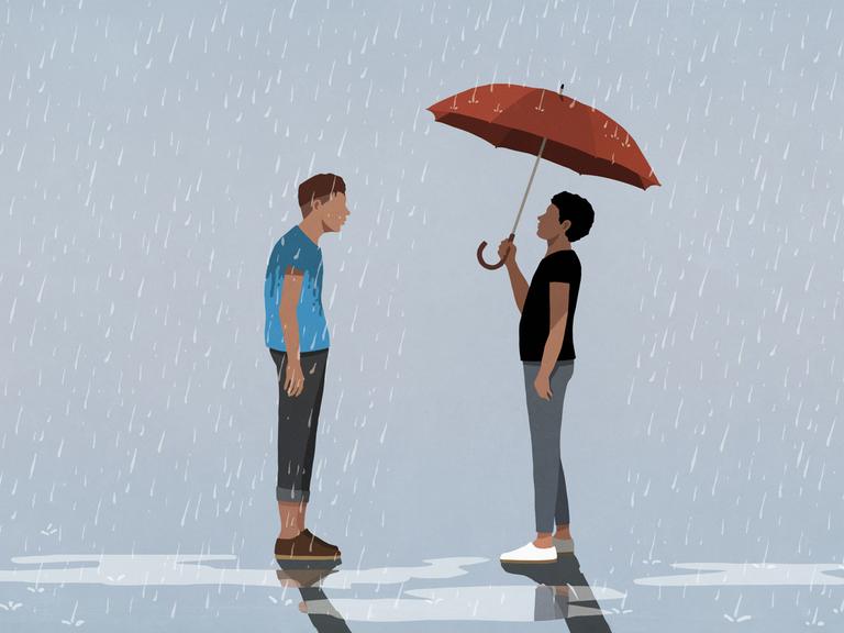 Zwei Personen stehen im Regen, eine Frau unter einem Regenschirm, ein Mann davor ohne Regenschirm