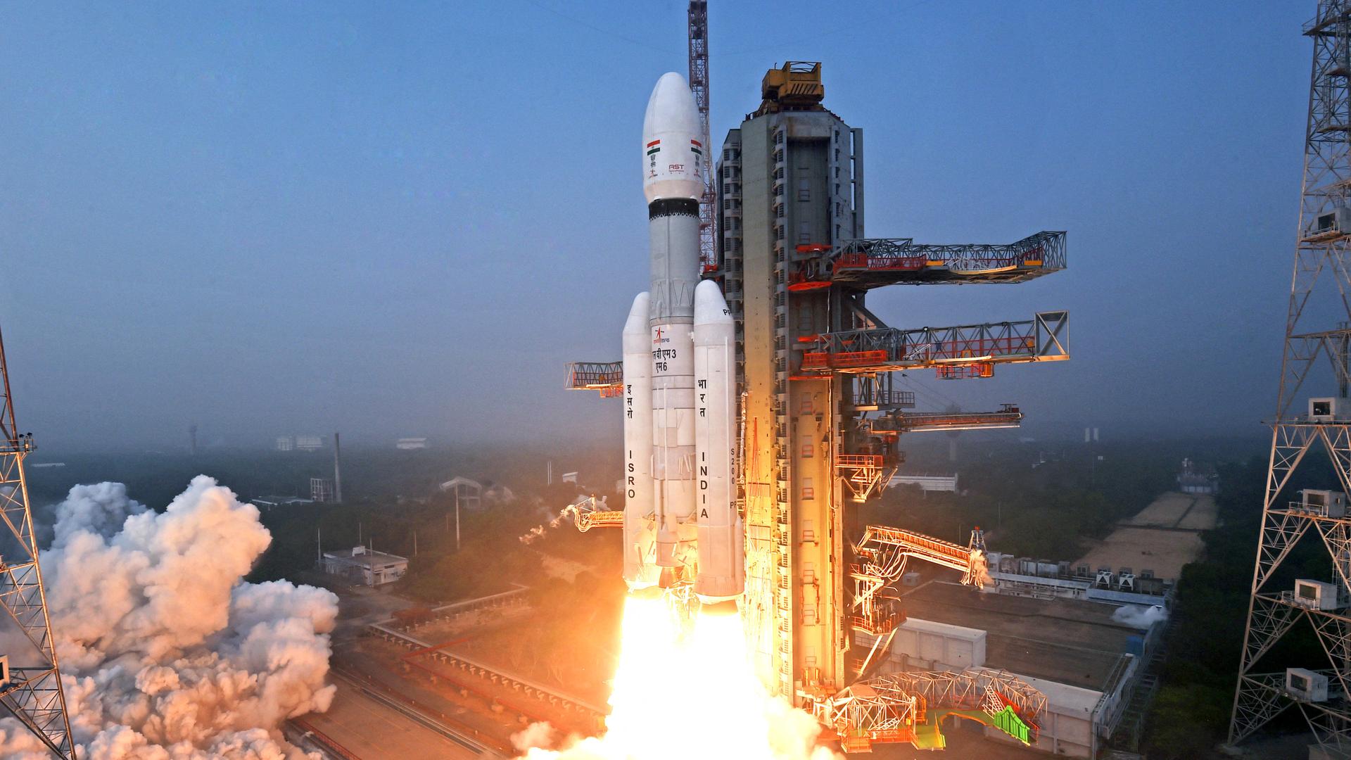 Eine startende Rakete des Typs LVM3-M6