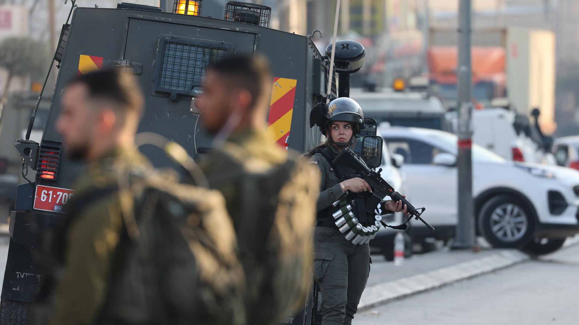 Israelische Sicherheitskräfte sichern den Anschlagsort in der Nähe von Nablus im Westjordanland.