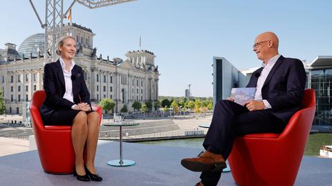 Alice Weidel (AfD), Bundesparteivorsitzende, im Interview mit Moderator Matthias Deiß (ARD)