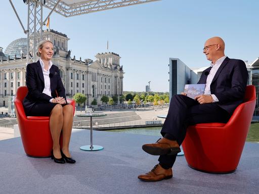 Alice Weidel (AfD), Bundesparteivorsitzende, im Interview mit Moderator Matthias Deiß (ARD)
