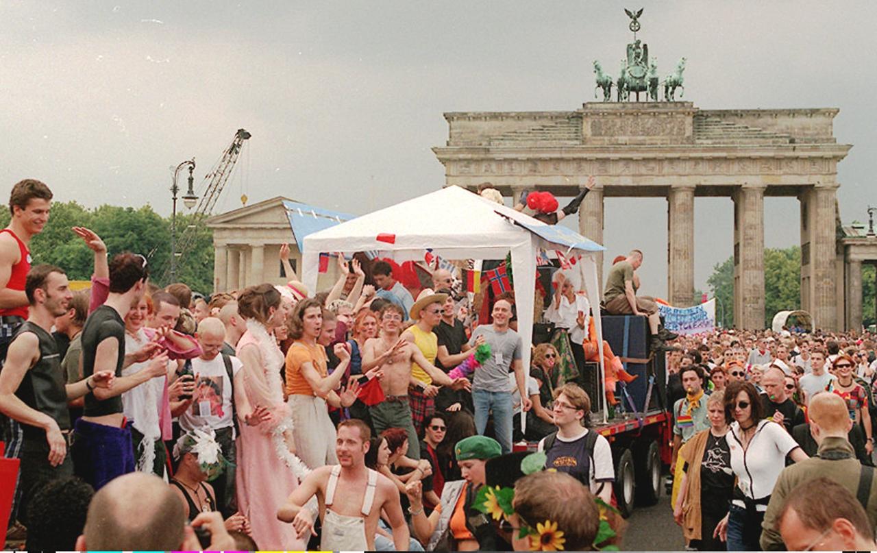 Demonstrierende, feiernde Menschen auf dem Christopher Street Day vor dem Brandenburger Tor.