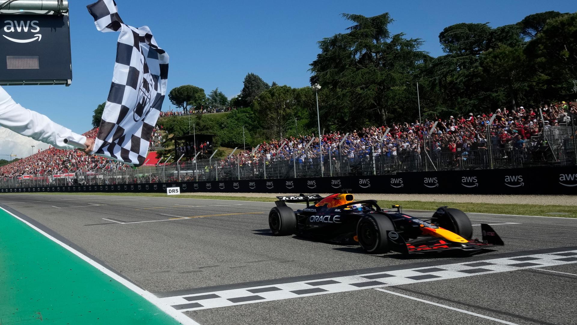 Max Verstappen beim Überqueren der Ziellinie. Max Verstappen beim Überqueren der Ziellinie.