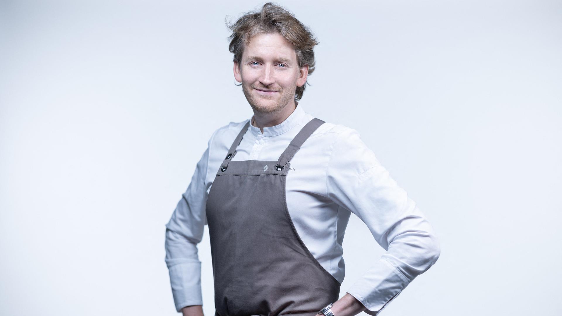 Der französische Konditormeister Maxime Frédéric posiert mit Schürze Der französische Konditormeister Maxime Frédéric posiert mit Schürze