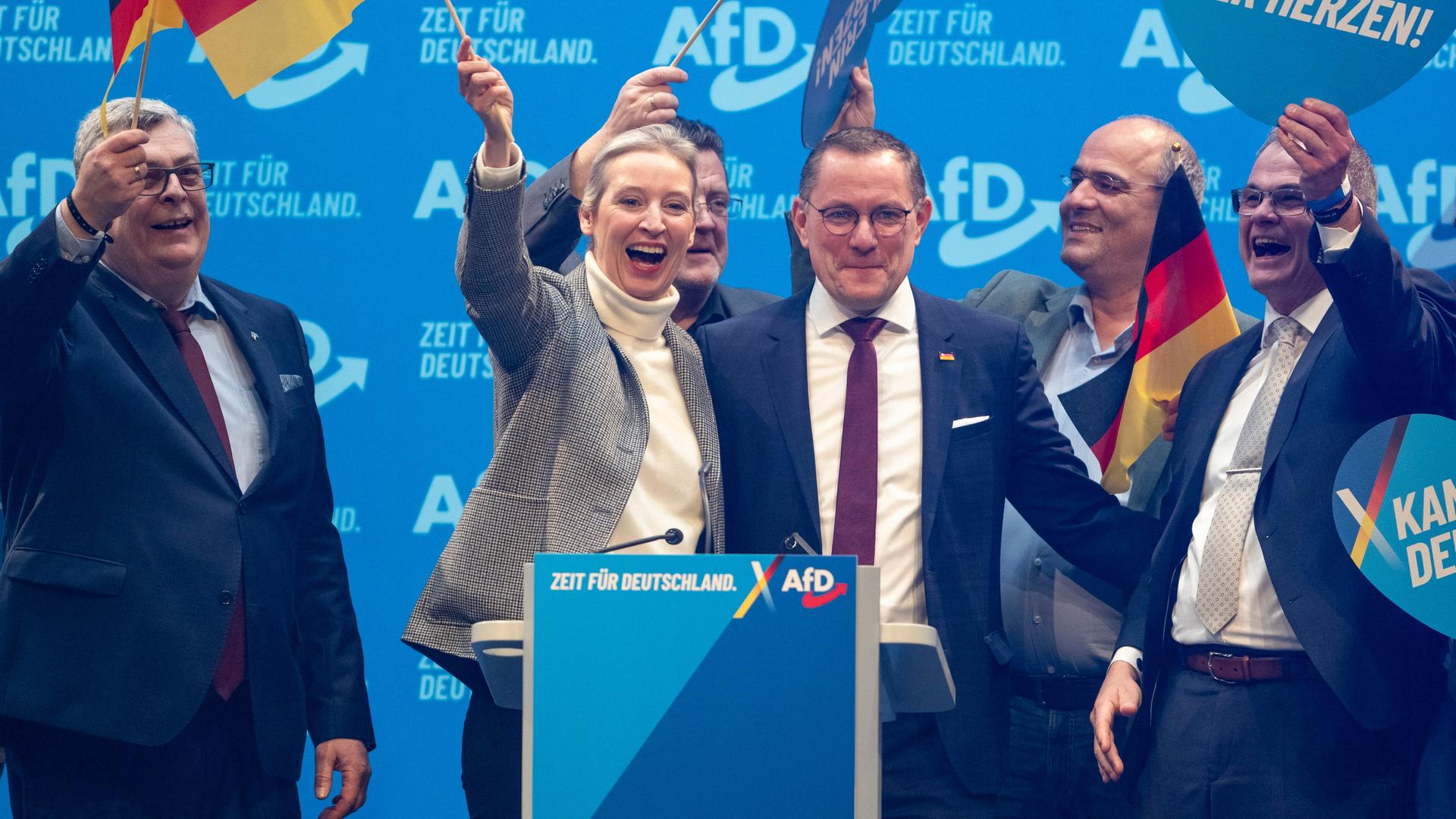 Die Mitglieder des AfD-Bundesvorstands Carsten Hütter (l-r), Alice Weidel, Tino Chrupalla, Peter Boehringer und Heiko Scholz stehen zum Abschluss des Bundesparteitags ihrer Partei auf der Bühne. 