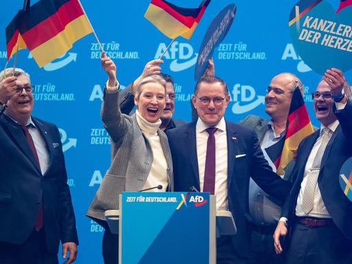 Die Mitglieder des AfD-Bundesvorstands Carsten Hütter (l-r), Alice Weidel, Tino Chrupalla, Peter Boehringer und Heiko Scholz stehen zum Abschluss des Bundesparteitags ihrer Partei auf der Bühne. 