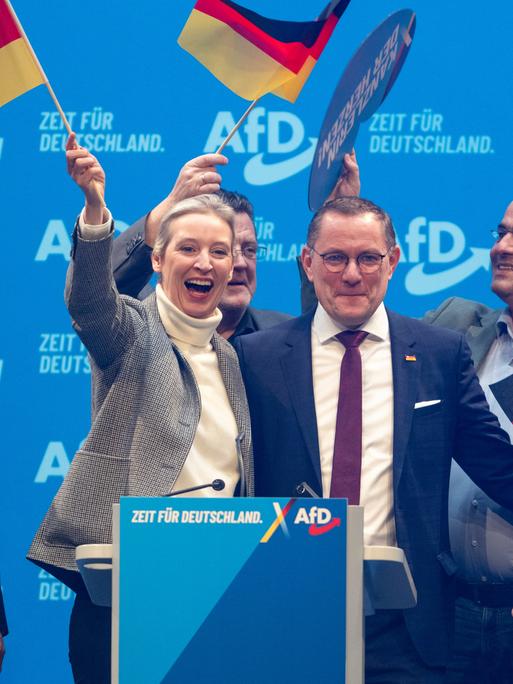 Die Mitglieder des AfD-Bundesvorstands Carsten Hütter (l-r), Alice Weidel, Tino Chrupalla, Peter Boehringer und Heiko Scholz stehen zum Abschluss des Bundesparteitags ihrer Partei auf der Bühne. 