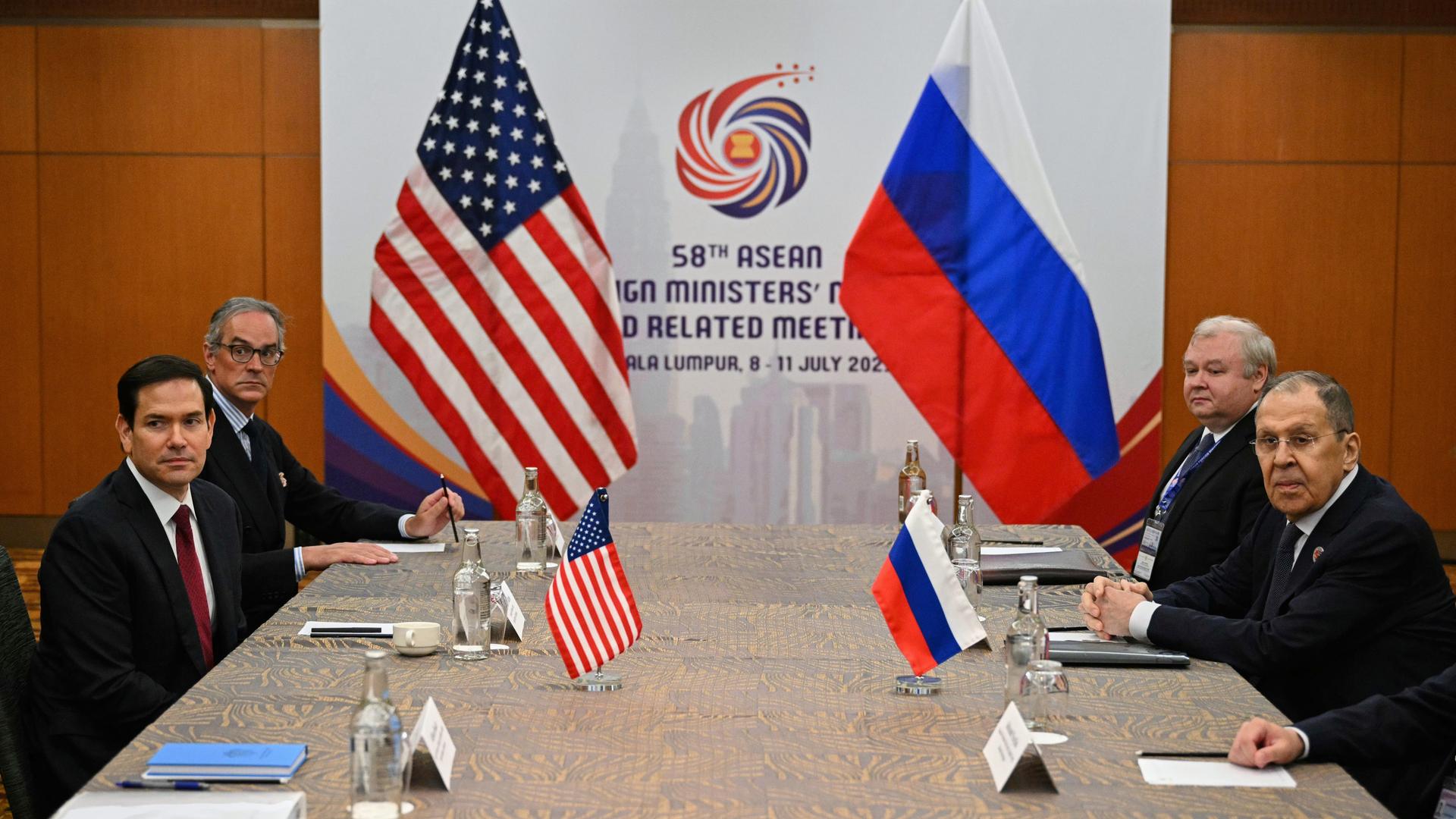 Kuala Lumpur: US-Außenminister Marco Rubio (l) trifft sich mit dem russischen Außenminister Sergej Lawrow (r) am Rande des Asean-Außenministertreffens.