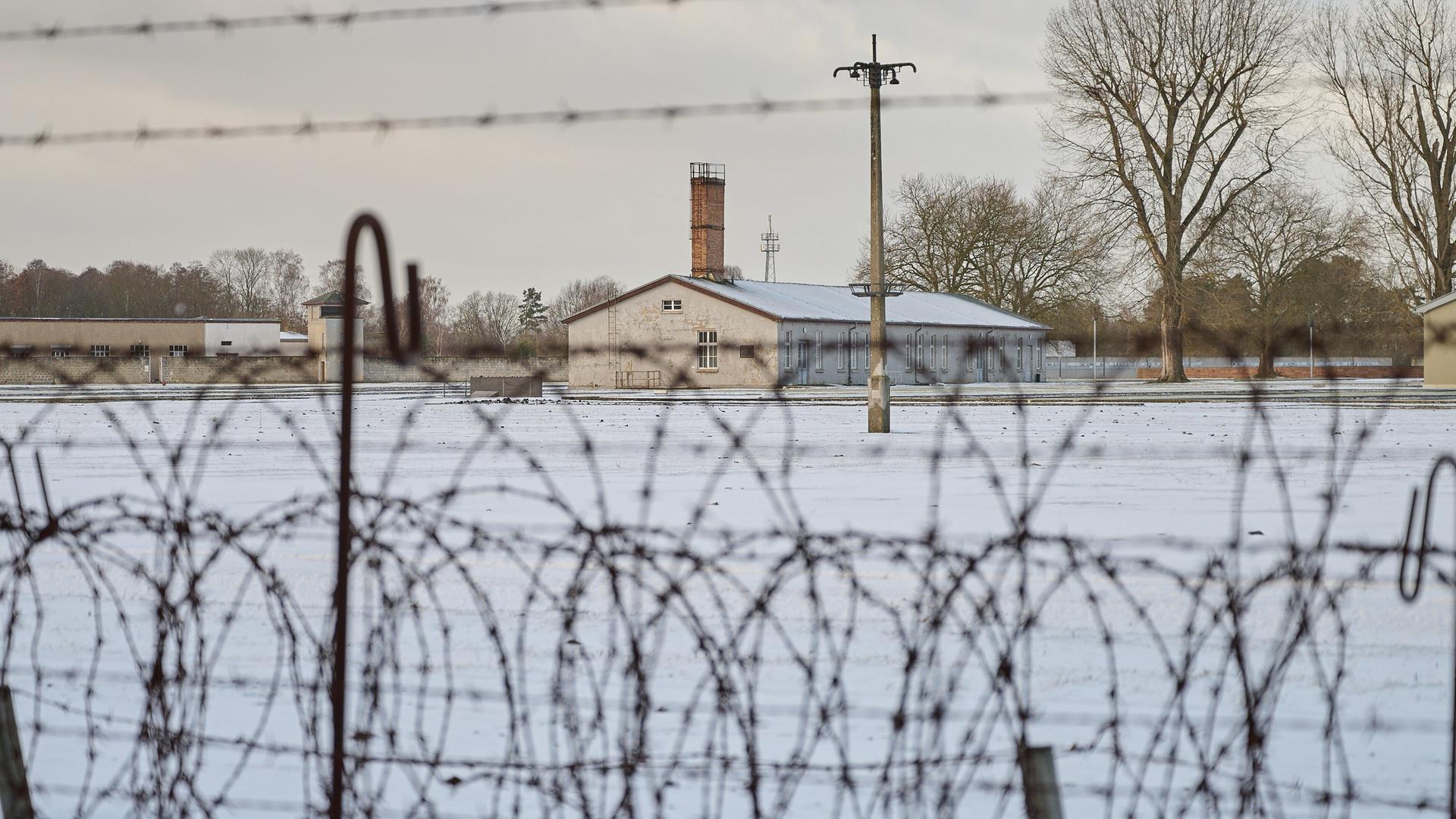 Ein Gebäude auf dem Konzentrationslager Sachsenhausen liegt hinter Stacheldraht Ein Gebäude auf dem Konzentrationslager Sachsenhausen liegt hinter Stacheldraht