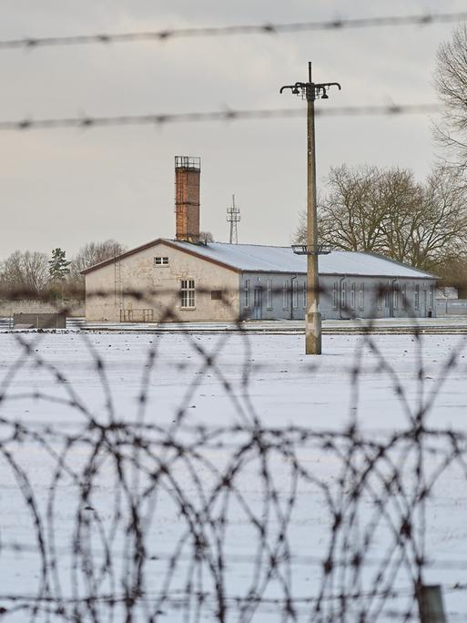 Ein Gebäude auf dem Konzentrationslager Sachsenhausen liegt hinter Stacheldraht