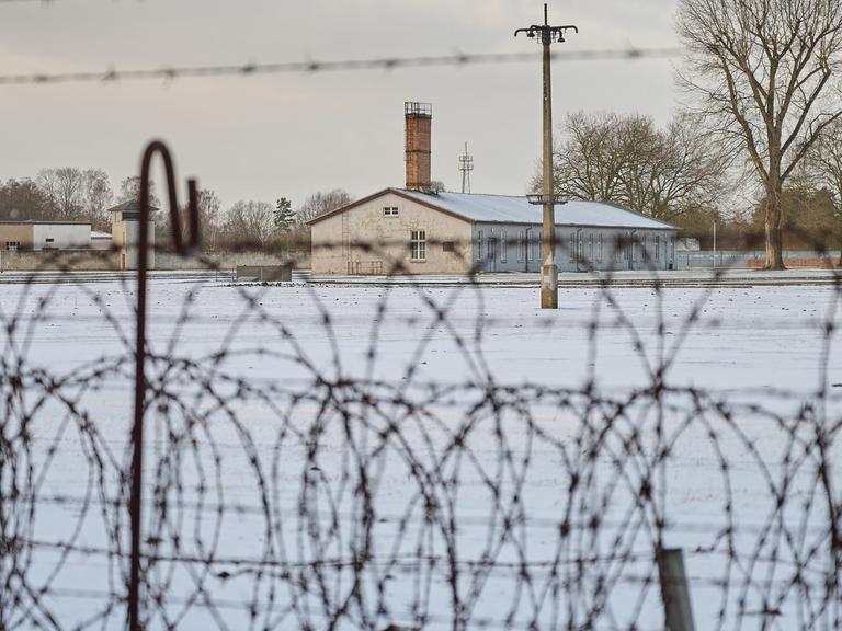 Ein Gebäude auf dem Konzentrationslager Sachsenhausen liegt hinter Stacheldraht