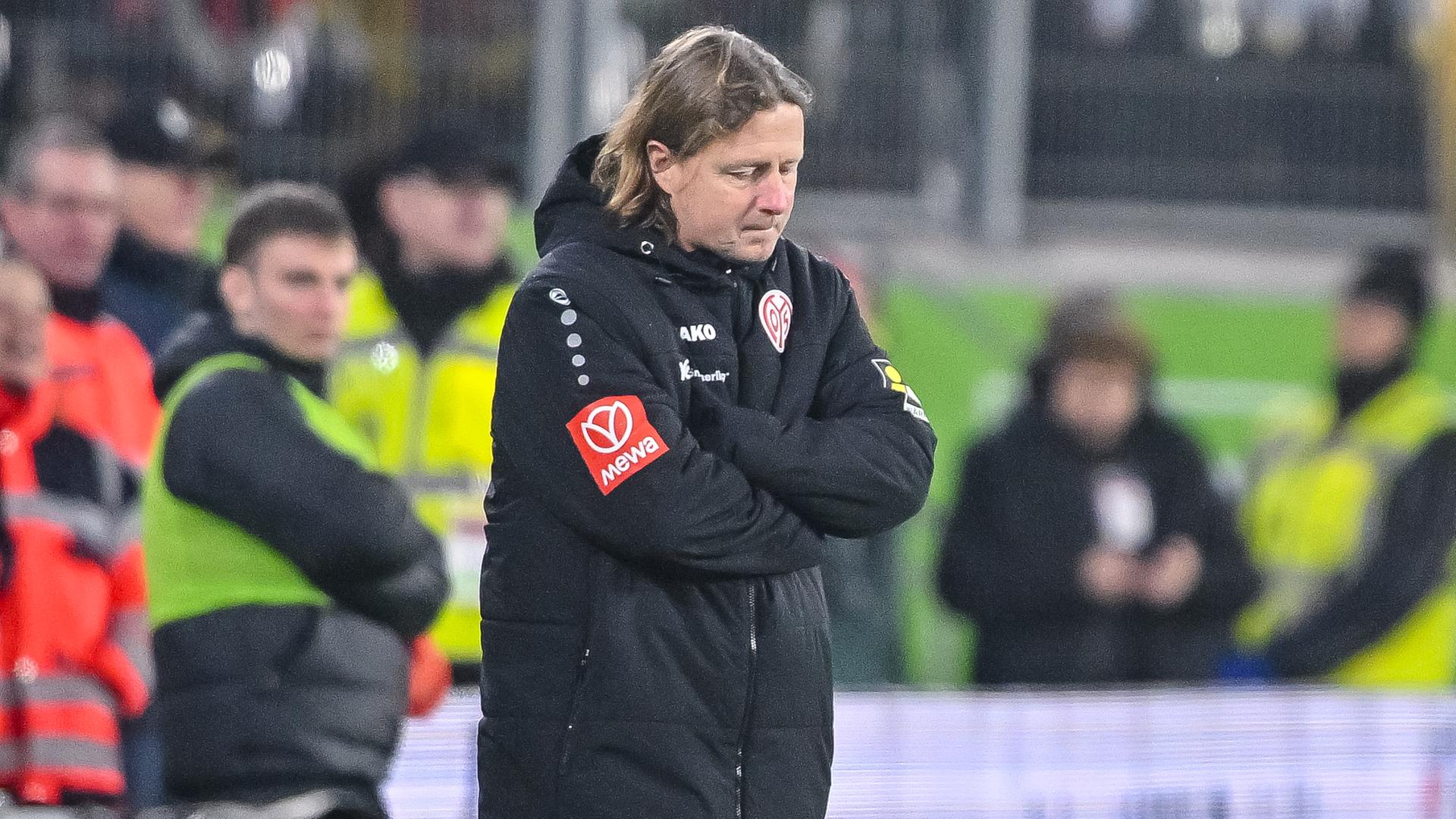Trainer Bo Henriksen (1. FSV Mainz 05) reagiert unzufrieden bei einem Fußballspiel.