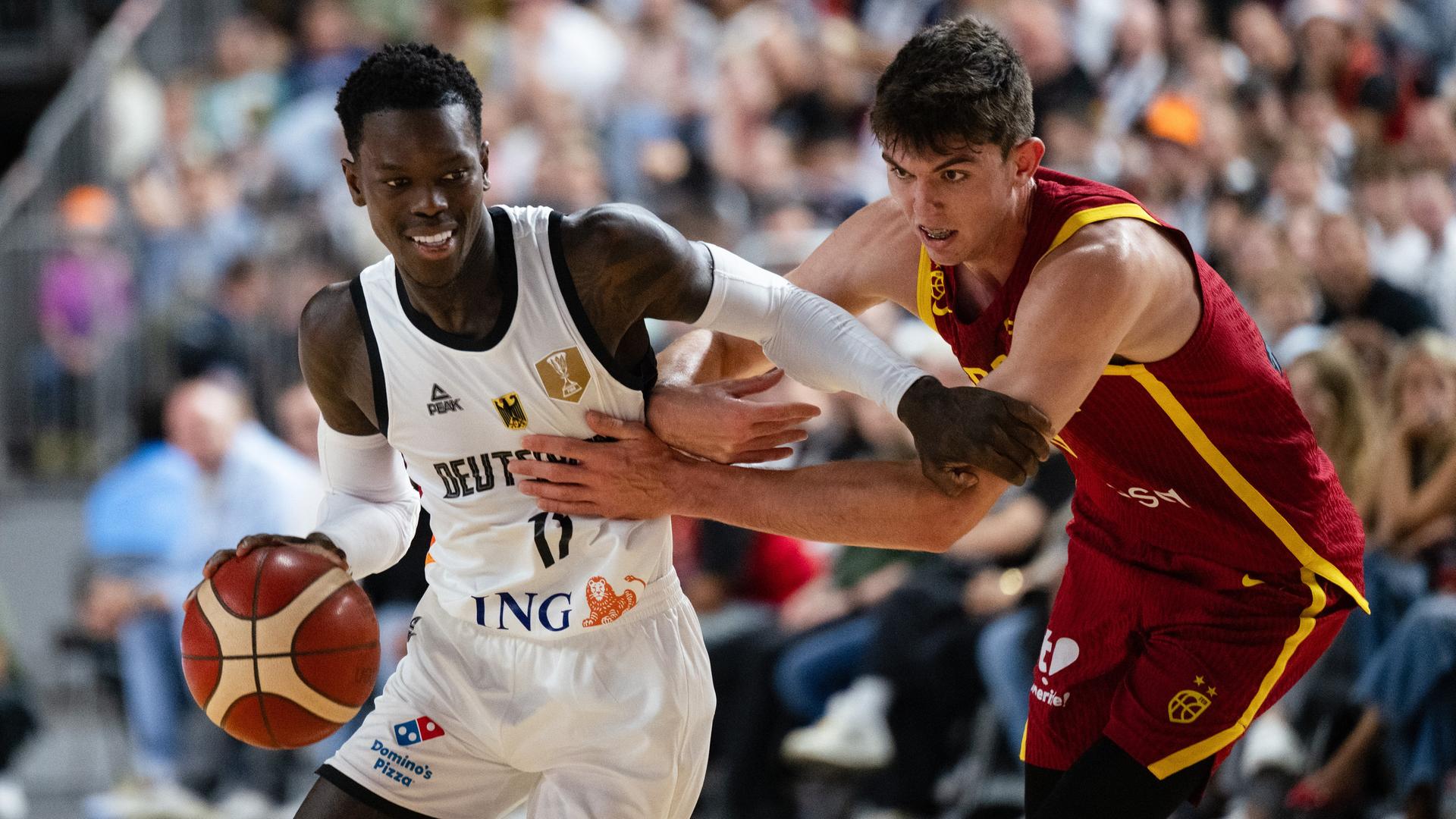 Deutschlands Dennis Schröder und Spaniens Sergio Da Larrea kämpfen um den Ball. Deutschlands Dennis Schröder und Spaniens Sergio Da Larrea kämpfen um den Ball.