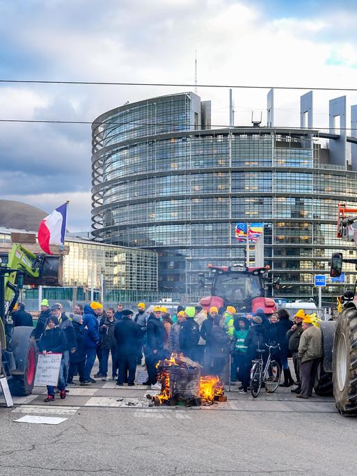Bauernproteste vor dem Louise Weiss Gebaeude in der 1 Allée du Printemps in dem das EU-Parlament tagt.