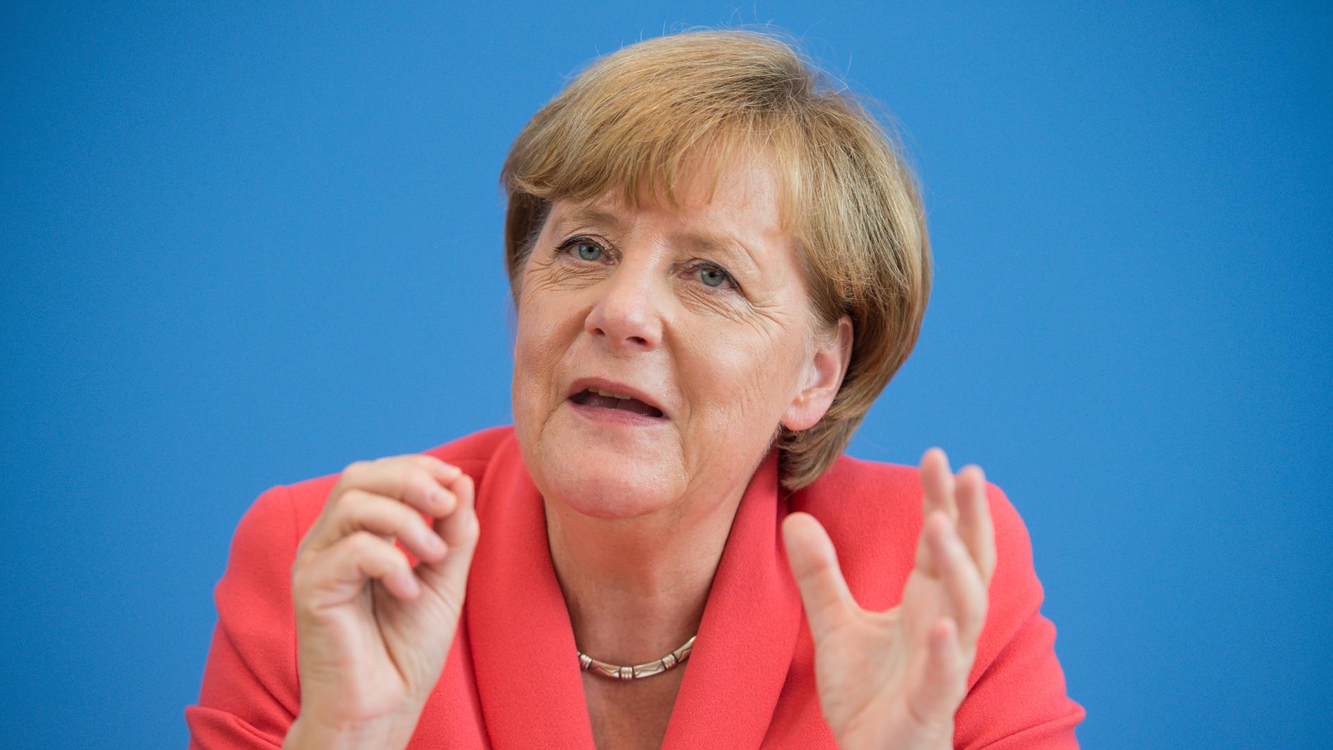 ARCHIV - Bundeskanzlerin Angela Merkel (CDU) äußert sich am 31.08.2015 in Berlin auf einer Pressekonferenz zu aktuellen Themen der Innen- und Außenpolitik. Auf der Pressekonferenz fällt das Zitat "Wir schaffen das."