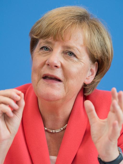 ARCHIV - Bundeskanzlerin Angela Merkel (CDU) äußert sich am 31.08.2015 in Berlin auf einer Pressekonferenz zu aktuellen Themen der Innen- und Außenpolitik. Auf der Pressekonferenz fällt das Zitat "Wir schaffen das."