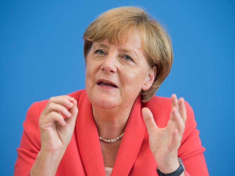 ARCHIV - Bundeskanzlerin Angela Merkel (CDU) äußert sich am 31.08.2015 in Berlin auf einer Pressekonferenz zu aktuellen Themen der Innen- und Außenpolitik. Auf der Pressekonferenz fällt das Zitat "Wir schaffen das."