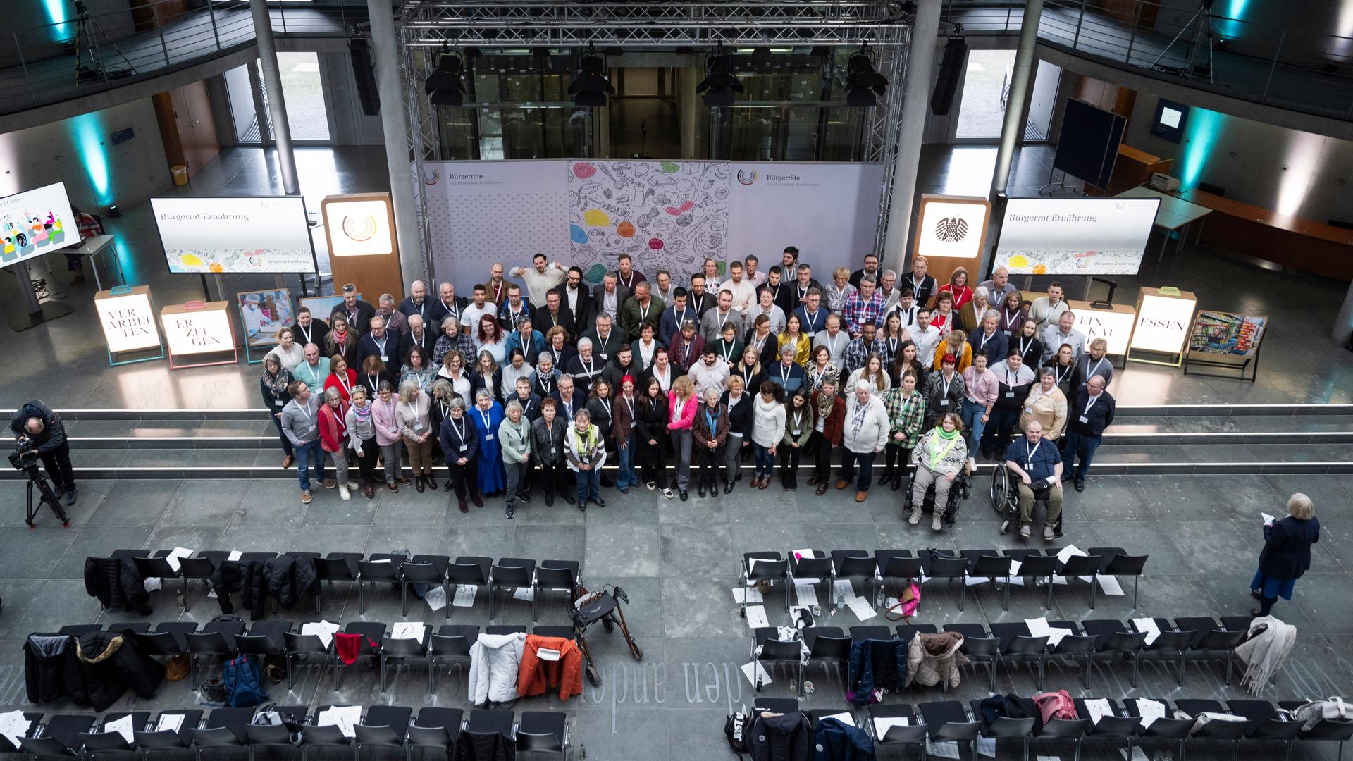 Mitglieder des Bürgerrats "Ernährung im Wandel" stehen für ein Gruppenfoto zusammen.