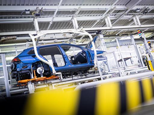 Ein Volkswagen Golf durchläuft im VW Werk eine Fertigungsstrecke.