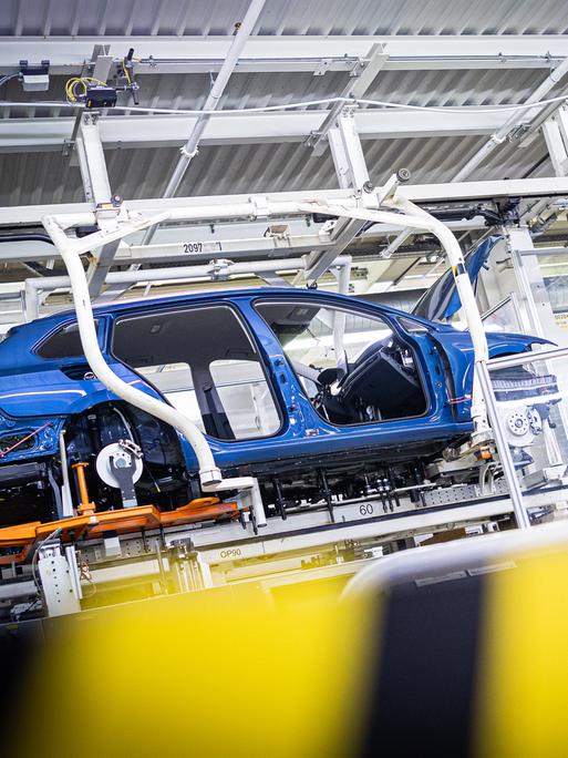 Ein Volkswagen Golf durchläuft im VW Werk eine Fertigungsstrecke.