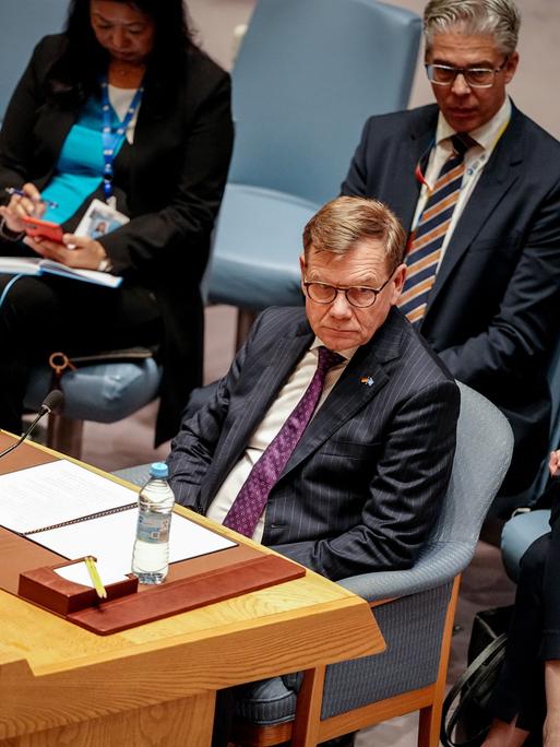 Außenminister Johann Wadephul (CDU) sitzt in der Generaldebatte der UN-Vollversammlung und blickt zur Seite. 
