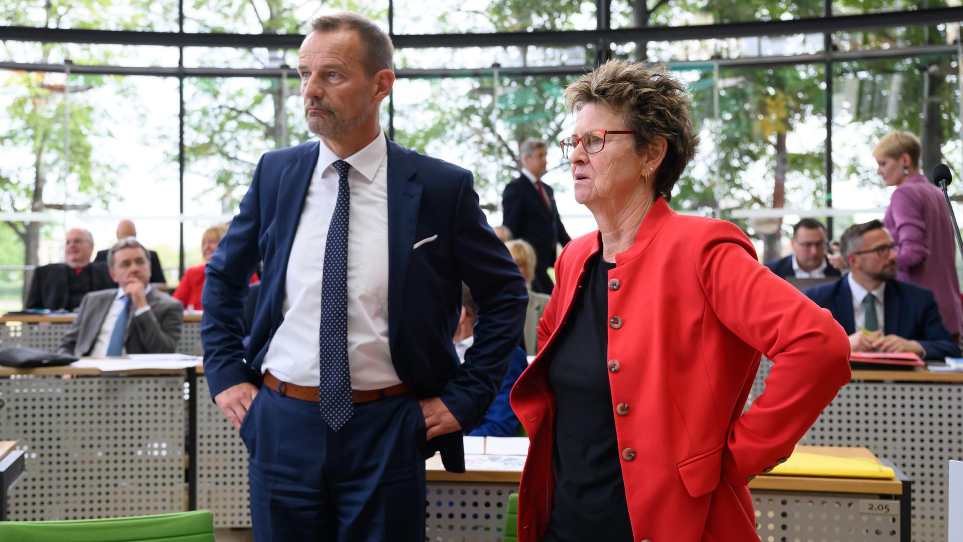 Sabine Zimmermann und Jörg Scheibe stehen an ihren Pulten im Sächsischen Landtag.